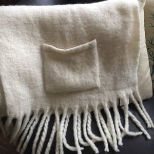 Steve Madden cream wrap with pockets & fringe NWT